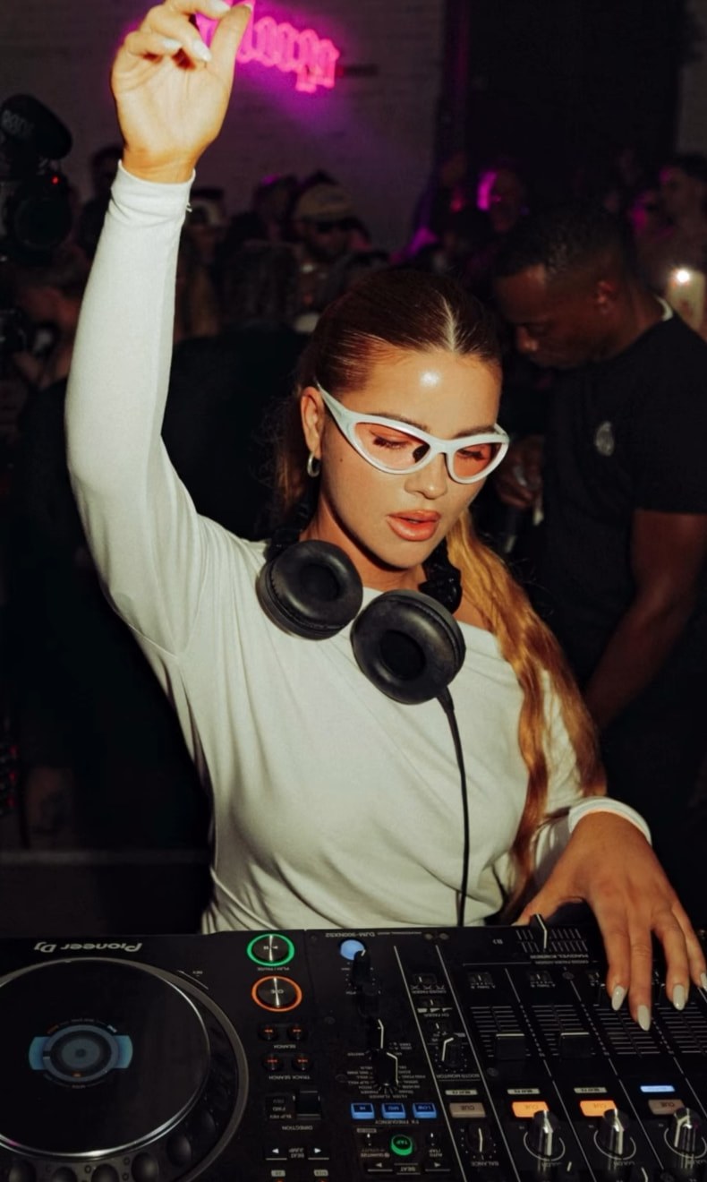 Harriet Jaxxon performing a drum and bass set